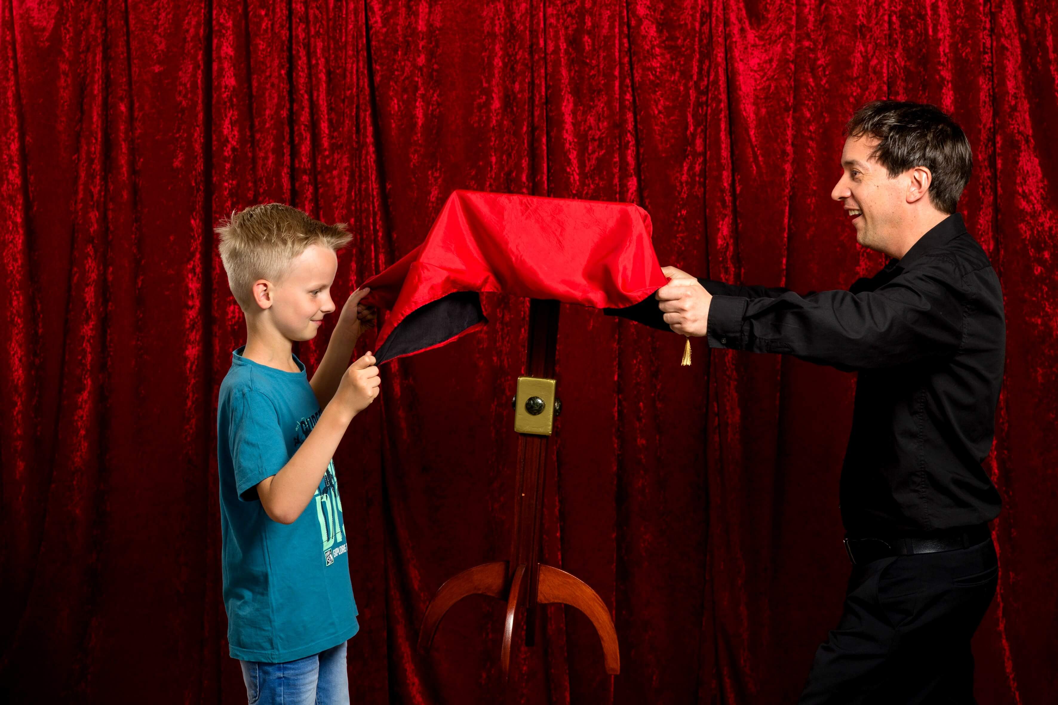 Kindershow mit fliegendem Tisch in Mönchengladbach